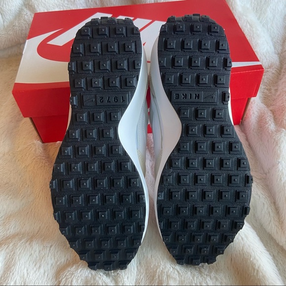 NIB Nike Waffle Debut Trainers Women’s 6.5 - Picture 11 of 15